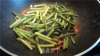 XO酱炒蒜苔的做法步骤：2