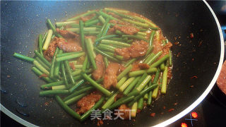 XO酱炒蒜苔的做法步骤：2