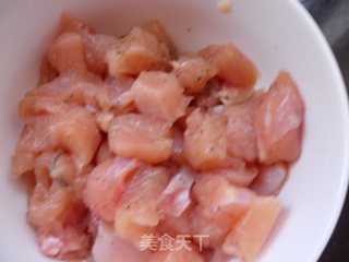 酸甜可口的时令菜——菠萝鸡丁的做法步骤：3