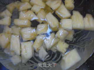 酸甜可口的时令菜——菠萝鸡丁的做法步骤：3
