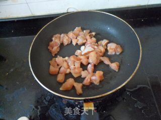酸甜可口的时令菜——菠萝鸡丁的做法步骤：3