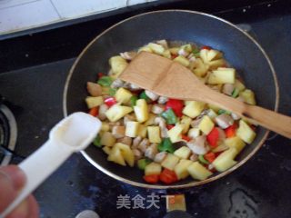 酸甜可口的时令菜——菠萝鸡丁的做法步骤：3