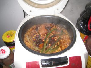 黄豆猪脚的做法步骤：2