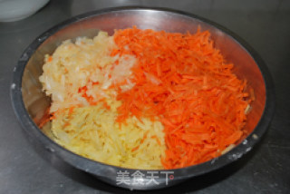 土豆胡萝卜煎饼的做法步骤：2