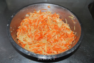 土豆胡萝卜煎饼的做法步骤：2