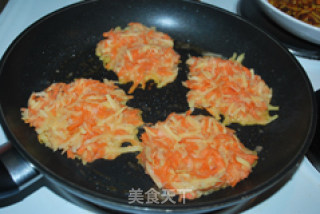 土豆胡萝卜煎饼的做法步骤：2