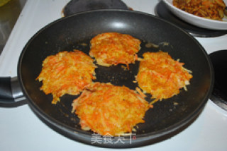 土豆胡萝卜煎饼的做法步骤：2
