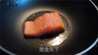 洋葱黑椒汁三文鱼的做法步骤：2