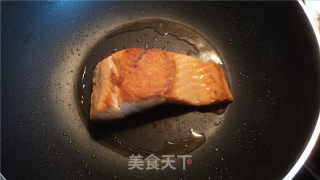 洋葱黑椒汁三文鱼的做法步骤：2