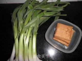 家常菜-----大蒜炒豆干的做法步骤：3