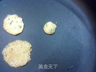 平底锅做小零食——香葱芝麻薄脆片的做法步骤：4