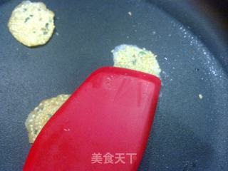 平底锅做小零食——香葱芝麻薄脆片的做法步骤：4