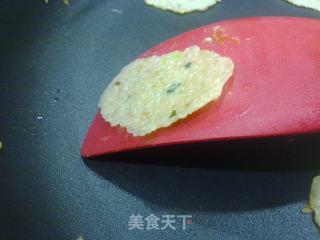 平底锅做小零食——香葱芝麻薄脆片的做法步骤：4
