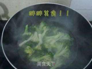 西兰花素什锦的做法步骤：2