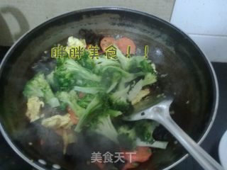 西兰花素什锦的做法步骤：2