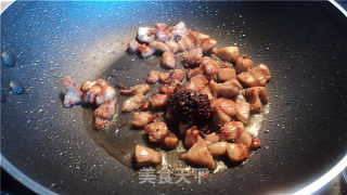 香辣鸡丁的做法步骤：2