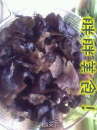 西芹木耳的做法步骤：2