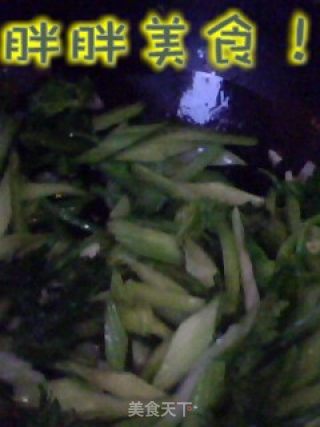 西芹木耳的做法步骤：2