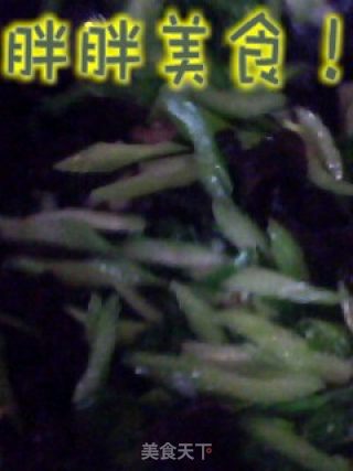 西芹木耳的做法步骤：2