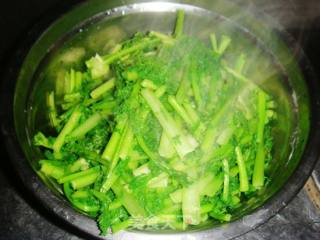 香菇苔菜炒肉的做法步骤：4