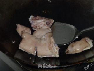 【老桃七厨房】丰富的胶原蛋白 冰糖猪蹄的做法步骤：2