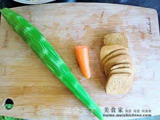 简单家常菜---莴笋炒香干的做法步骤：3