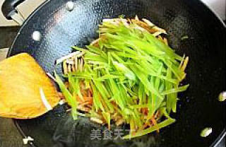 简单家常菜---莴笋炒香干的做法步骤：3