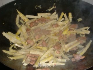 肉片炒春笋的做法步骤：2