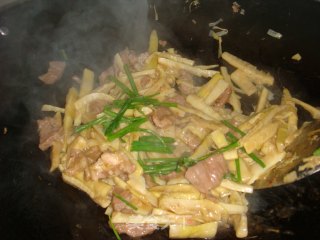 肉片炒春笋的做法步骤：2