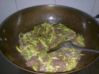 【西葫芦炒牛肉】的做法步骤：2