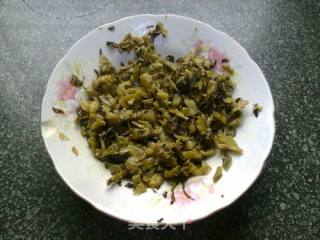 【酸菜炒青椒】的做法步骤：2