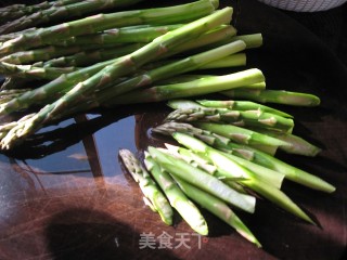 腊肠炒芦笋的做法步骤：2