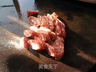 腊肠炒芦笋的做法步骤：2