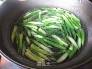 腊肠炒芦笋的做法步骤：2