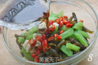 黄金海茸拌西芹的做法步骤：3