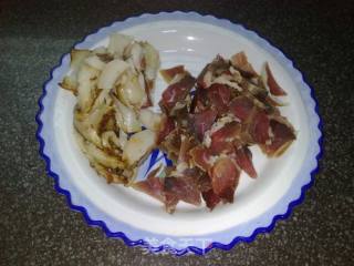 【大蒜炒腊肉】的做法步骤：2