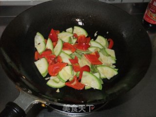 香菇红椒西葫芦的做法步骤：2