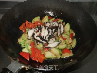 香菇红椒西葫芦的做法步骤：2
