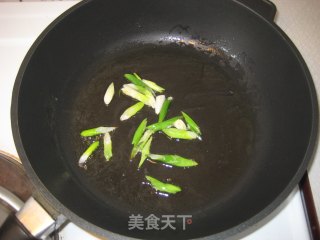 我的简单清肠菜——芹菜胡萝卜炒腐竹的做法步骤：2