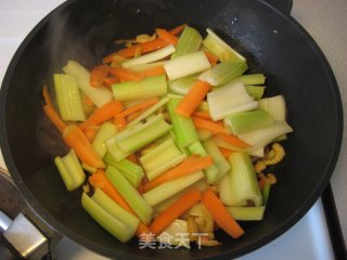我的简单清肠菜——芹菜胡萝卜炒腐竹的做法步骤：2
