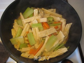 我的简单清肠菜——芹菜胡萝卜炒腐竹的做法步骤：2