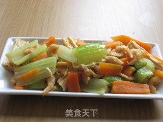 我的简单清肠菜——芹菜胡萝卜炒腐竹的做法步骤：2