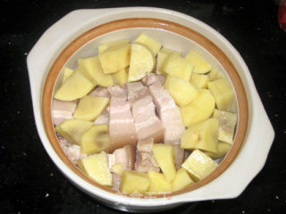 薯仔炖五花肉的做法步骤：3