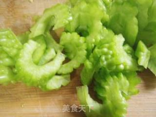 如何炒出嫩鸡蛋？--苦瓜炒蛋的做法步骤：2