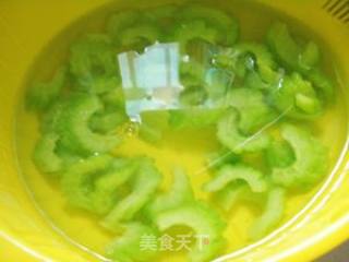 如何炒出嫩鸡蛋？--苦瓜炒蛋的做法步骤：2
