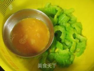 如何炒出嫩鸡蛋？--苦瓜炒蛋的做法步骤：2