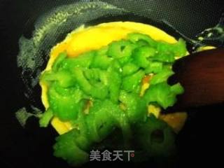 如何炒出嫩鸡蛋？--苦瓜炒蛋的做法步骤：2