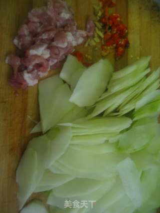 菜肉炒肉片的做法步骤：2