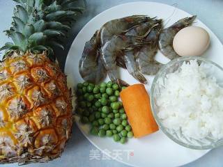 菠萝虾仁炒饭的做法步骤：2