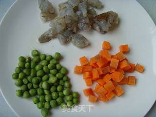 菠萝虾仁炒饭的做法步骤：2